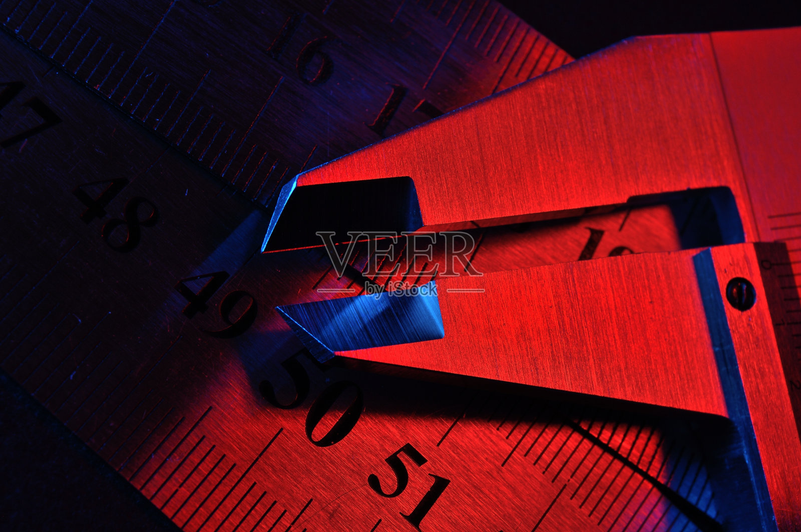 卡尺和金属尺在红色和蓝色照明。特写镜头。照片摄影图片