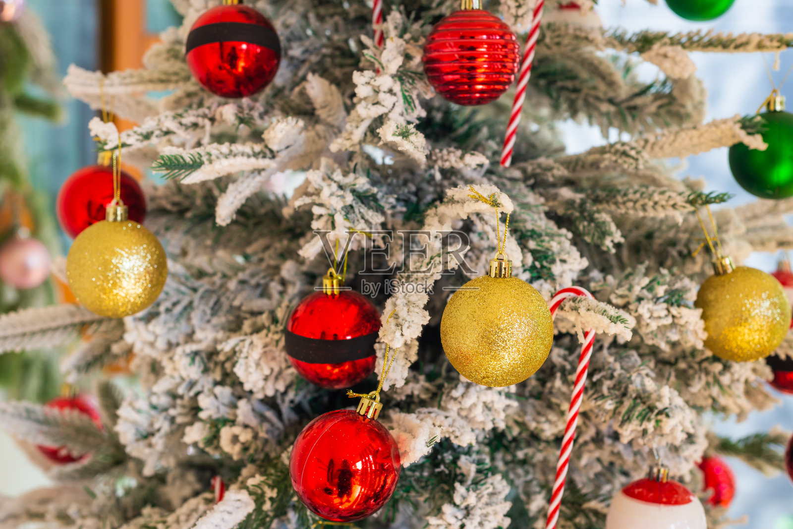 红色和金色的圣诞球装饰着圣诞树，庆祝圣诞节和新年。软和选择焦点复制空间背景。照片摄影图片