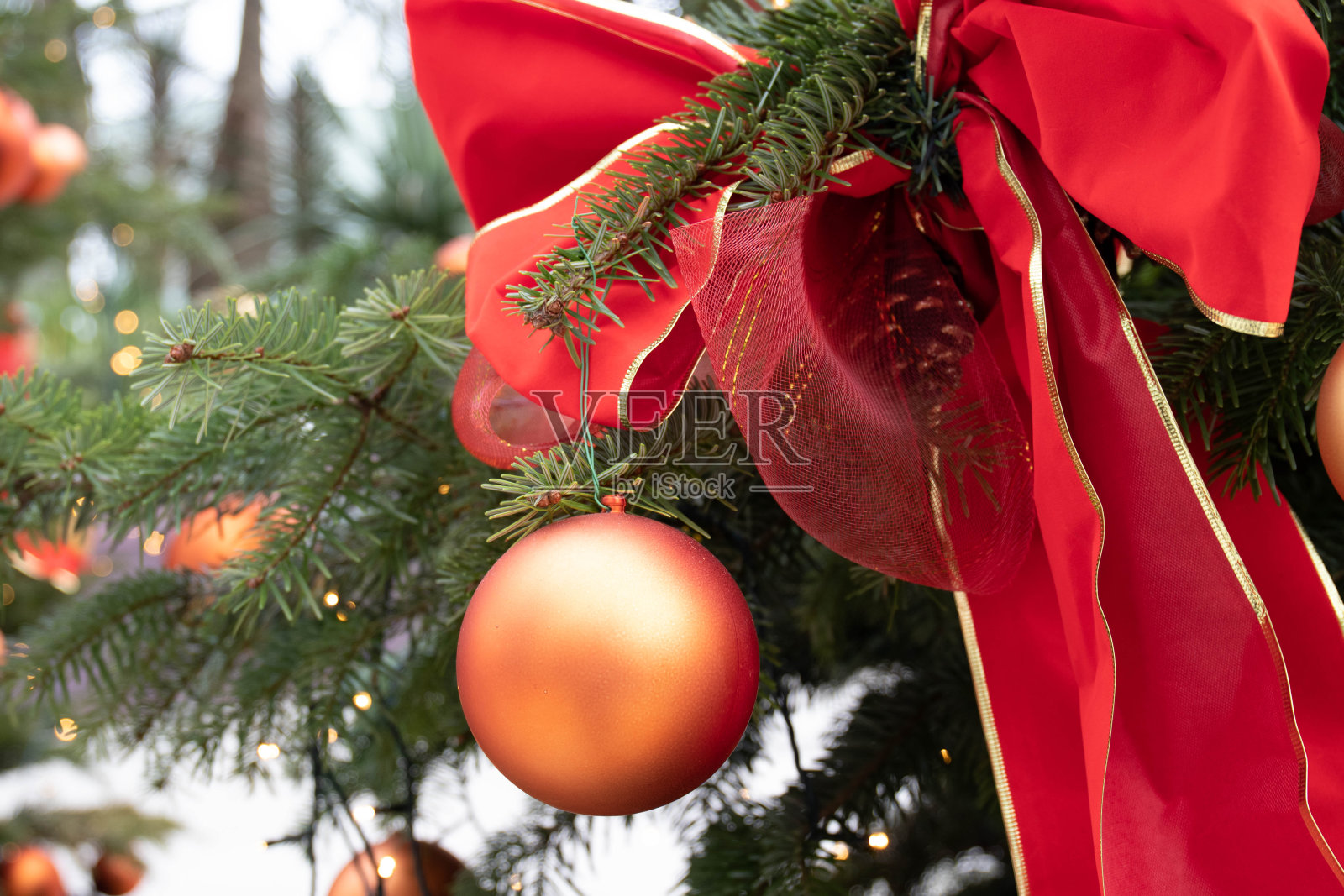 装饰圣诞树的红丝绒丝带照片摄影图片