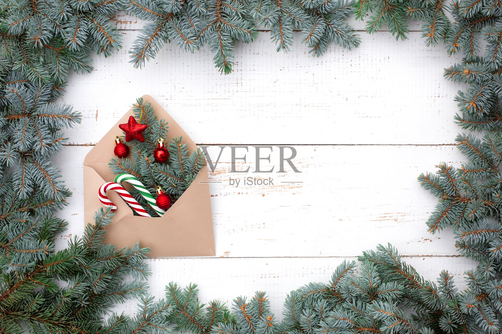 圣诞背景的白色木桌。照片摄影图片