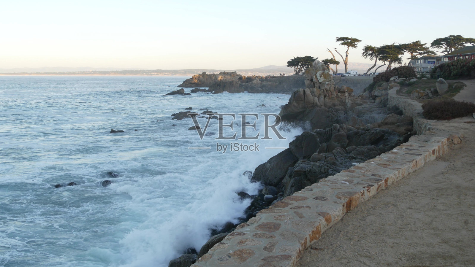 岩石嶙峋的海洋海滩，海浪撞击海岸，蒙特利加利福尼亚海岸照片摄影图片