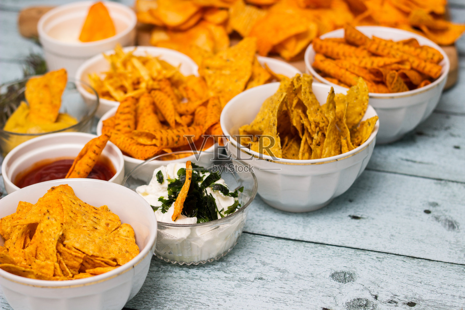 辣玉米片和酱汁照片摄影图片