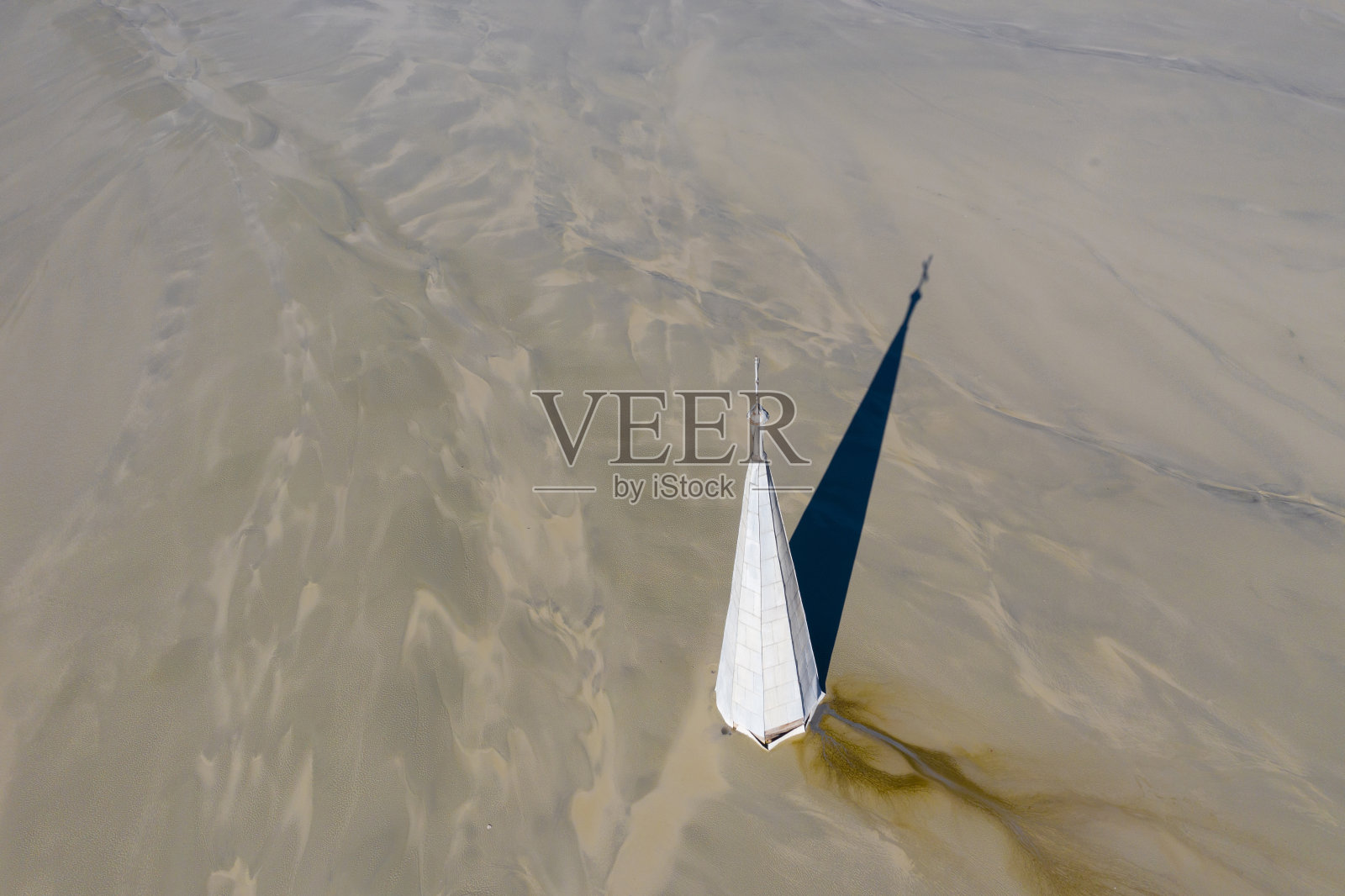 鸟瞰教堂和村庄被来自铜矿的重金属残留物淹没。世界末日场景照片摄影图片