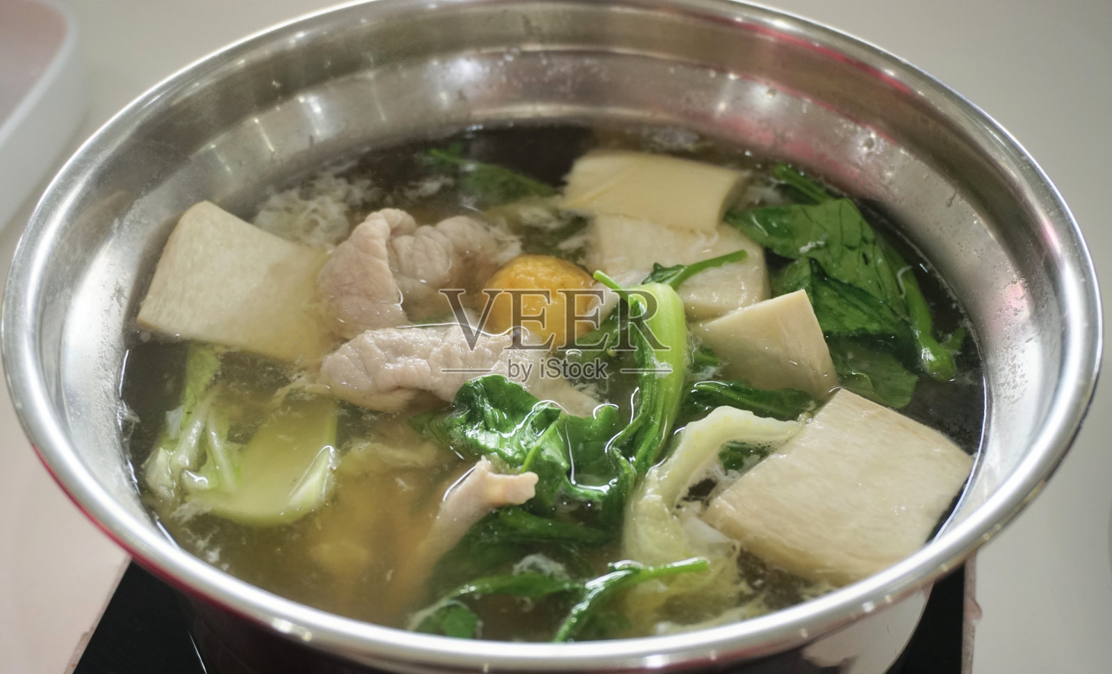 用火锅煮蔬菜和猪肉照片摄影图片