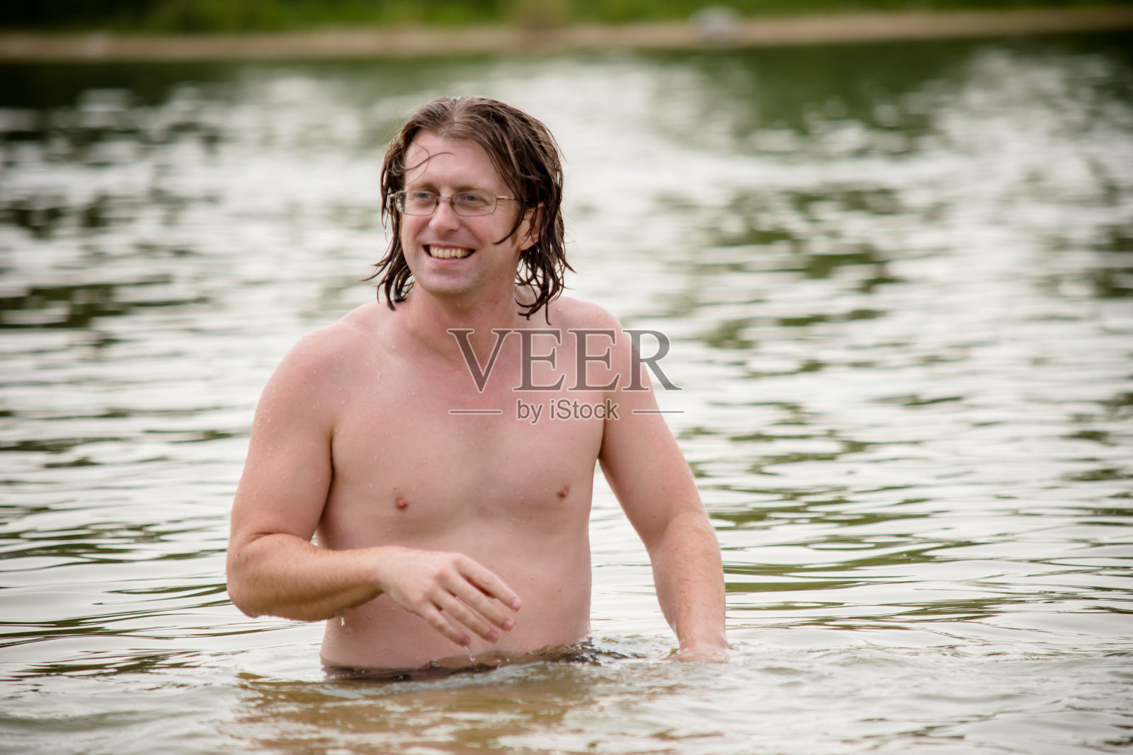 在湖里涉水照片摄影图片