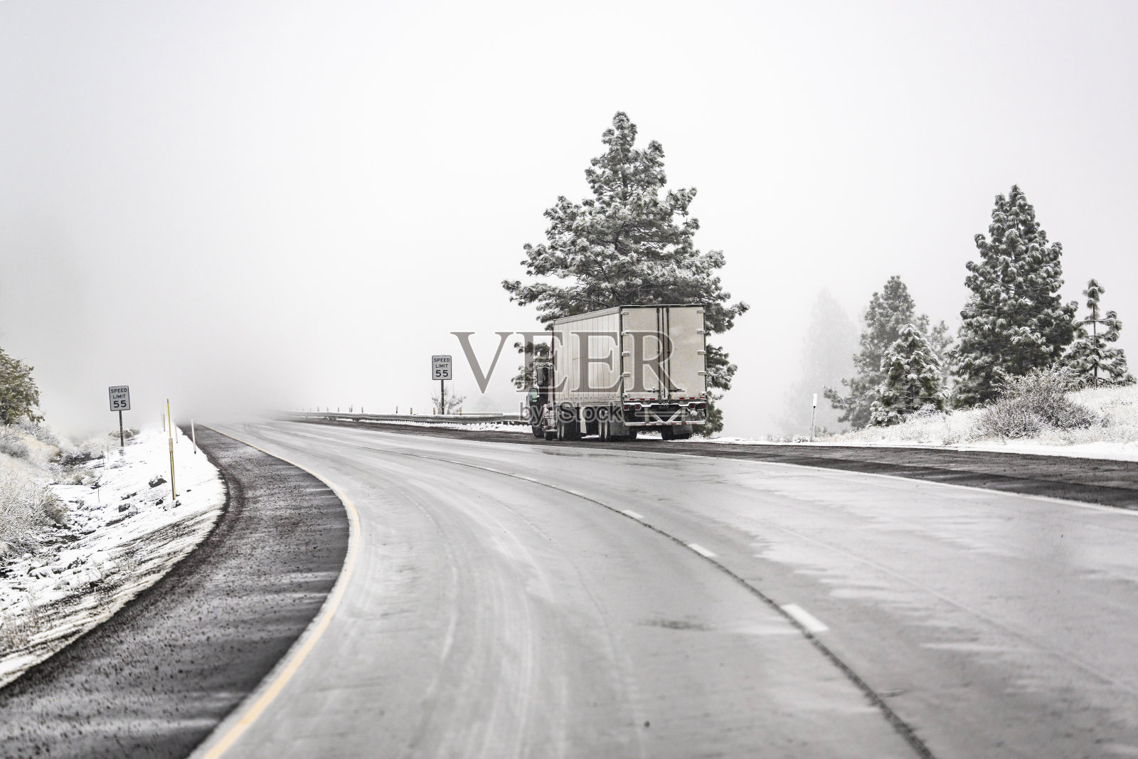破损的大钻机半挂车开罩和干式货车半挂车站在蜿蜒的冬季道路上与降雪等待拖在移动维修道路服务照片摄影图片