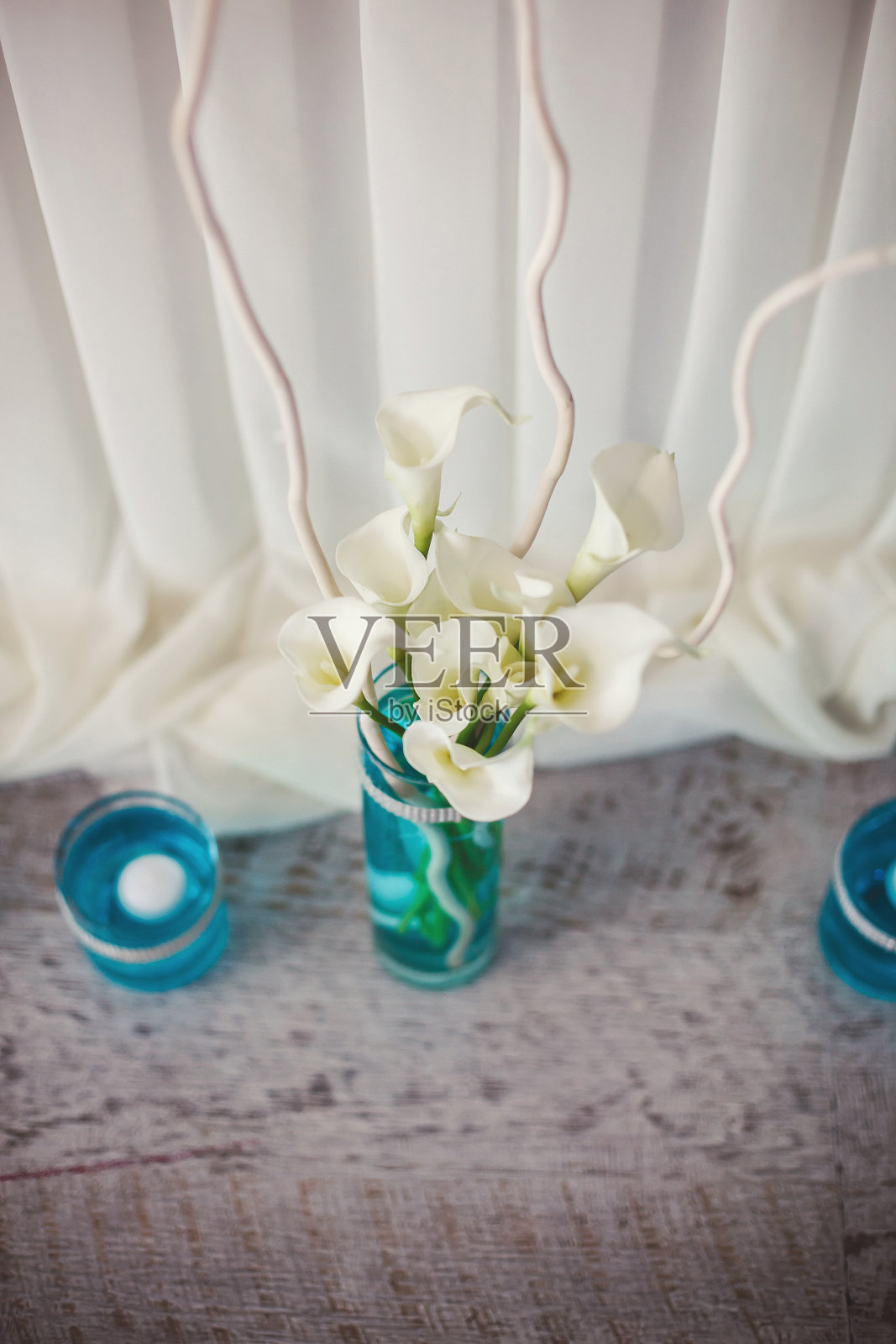 婚宴在餐厅，蒂芙尼的颜色。表格椅子上。拱门。帐篷。金属丝。照片摄影图片