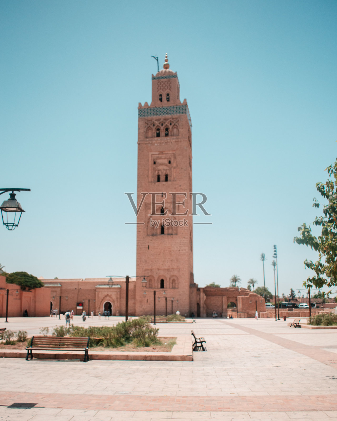 摩洛哥马拉喀什亮蓝色天空下的库图比亚清真寺和广场的垂直拍摄照片摄影图片