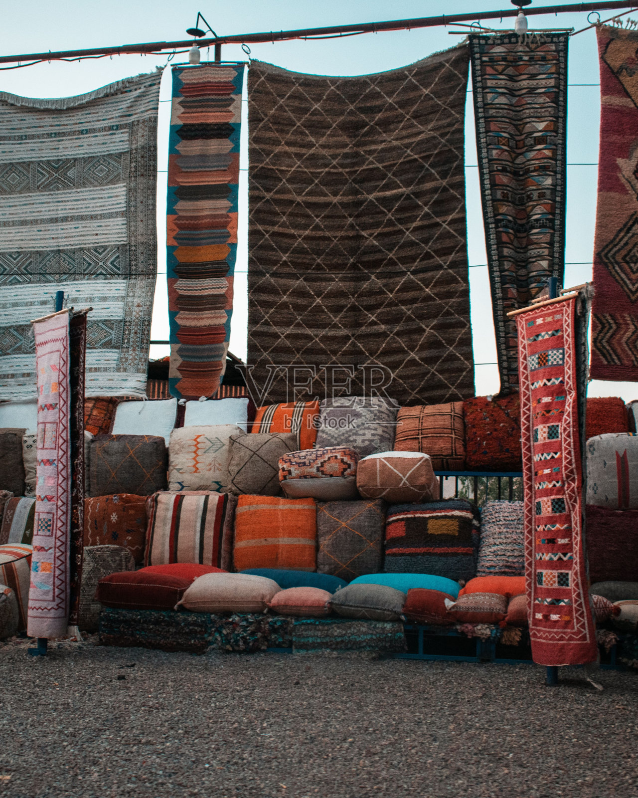 户外市场中带有传统图案的摩洛哥地毯的垂直拍摄照片摄影图片