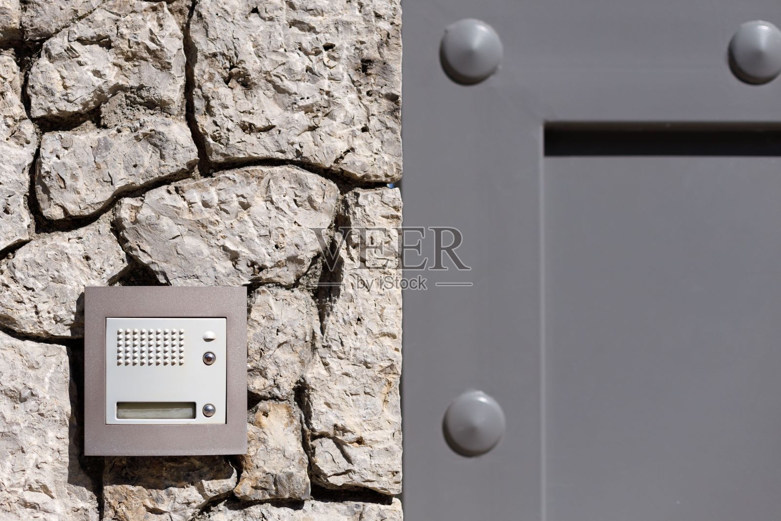 靠近铁质阳光门的墙上的门进入系统的特写照片摄影图片