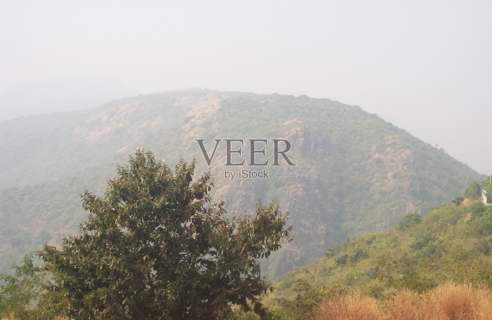 部落房屋附近的Nisigandha山照片摄影图片