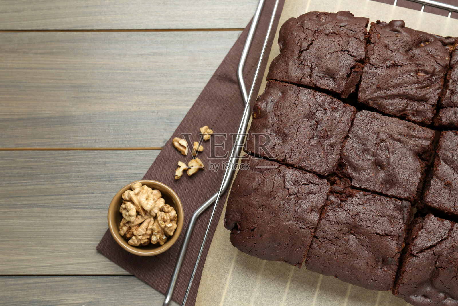 美味的现烤布朗尼和核桃放在木桌上，平铺。文本空间照片摄影图片