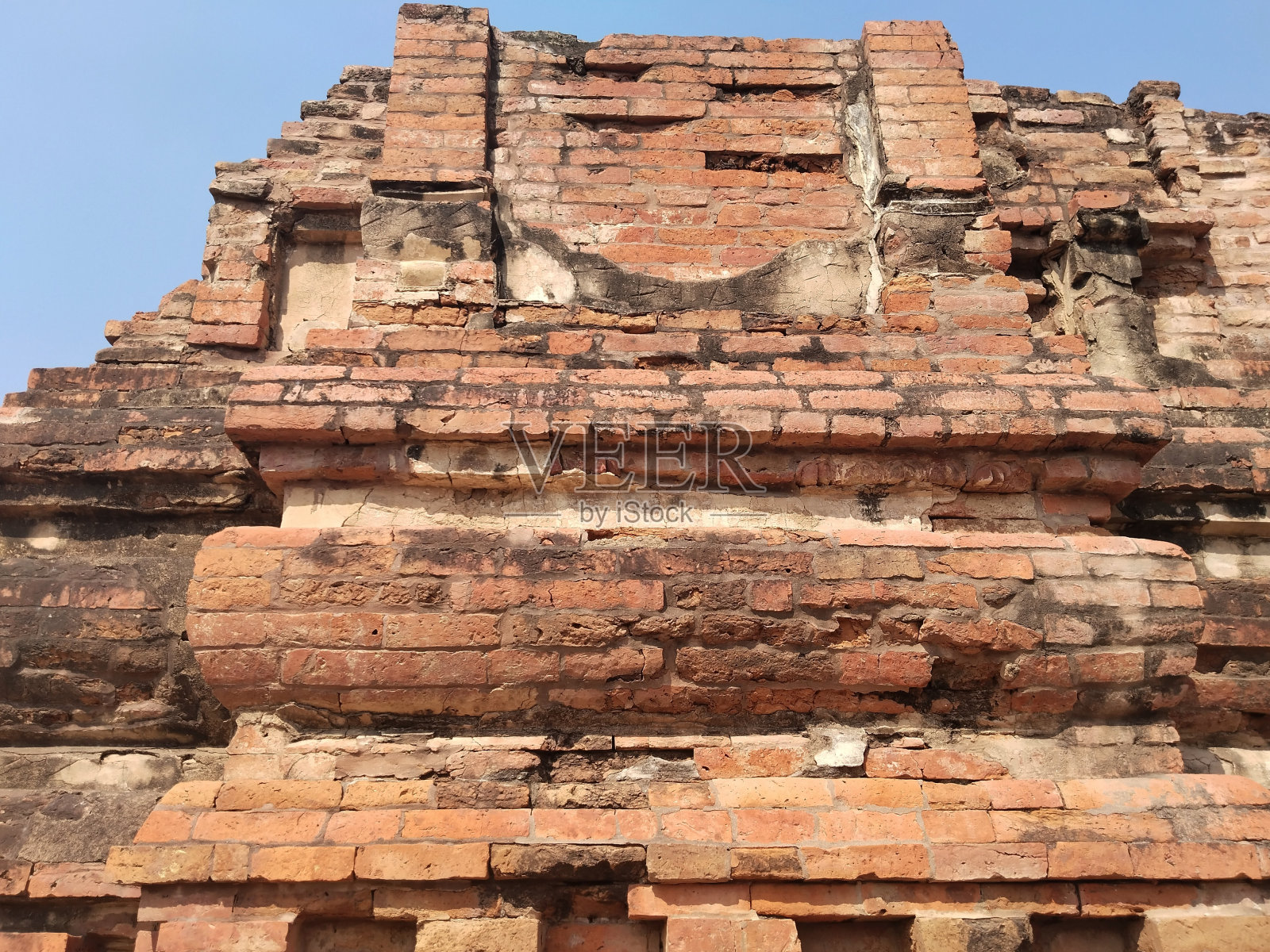 印度瓦拉纳西Sarnath公园的Panchayatan神庙，由阿育王孔雀建造。佛教的宗教场所。Dhamekh佛塔和Panchayatan mandir的全景照片摄影图片