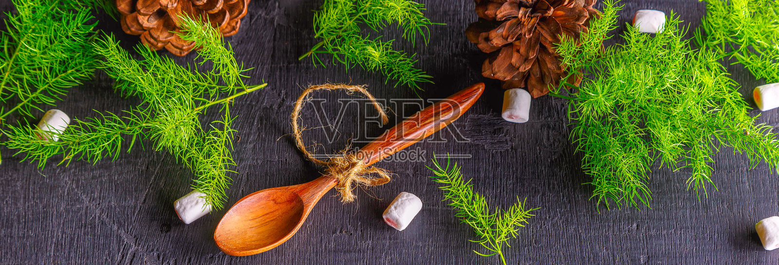 木勺和松树背景的圣诞背景概念照片摄影图片