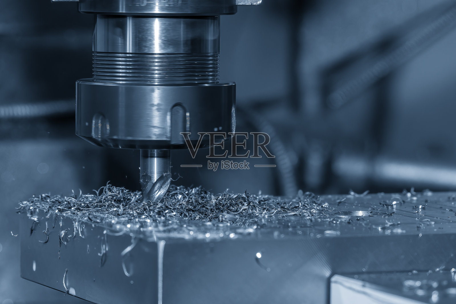 采用冷却剂法在数控铣床上进行钻孔加工。照片摄影图片