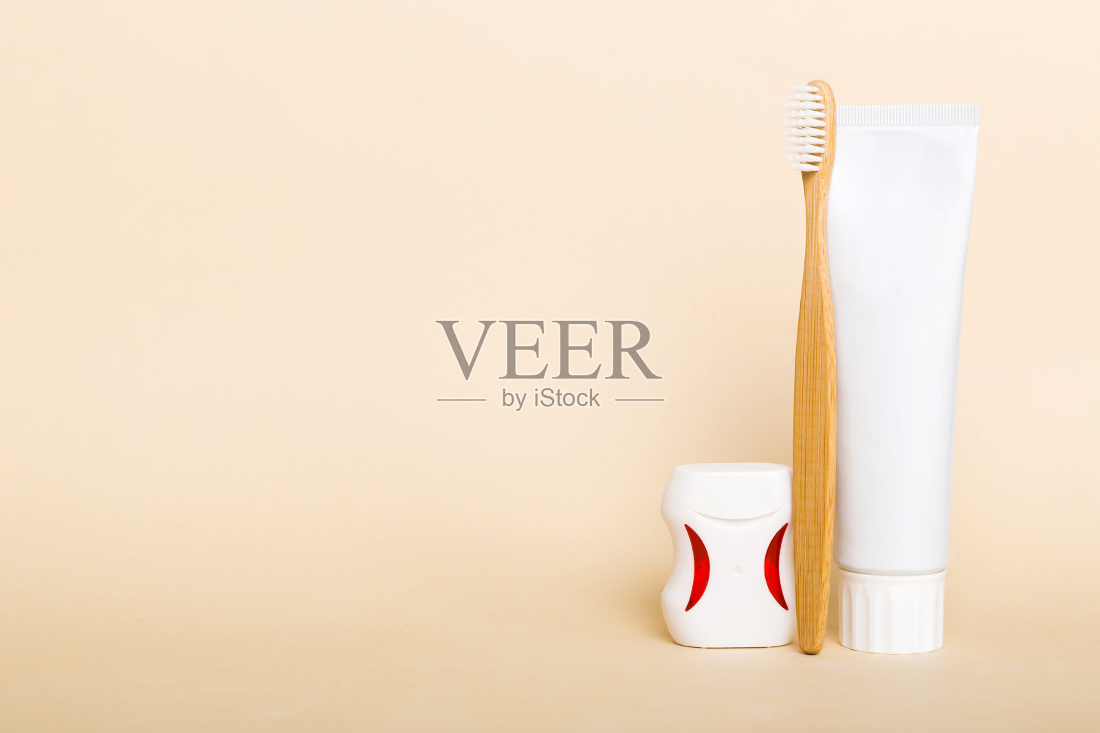 牙膏和牙刷顶部视图与彩色背景复制空间。平的。口腔卫生。口腔护理产品浅色背景。身体护理概念照片摄影图片