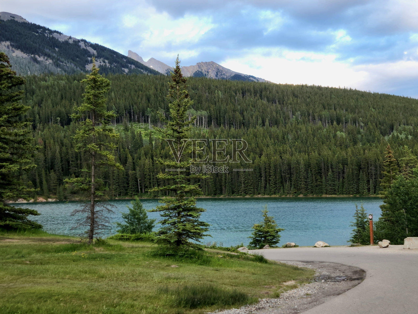 风景优美的多山湖泊照片摄影图片