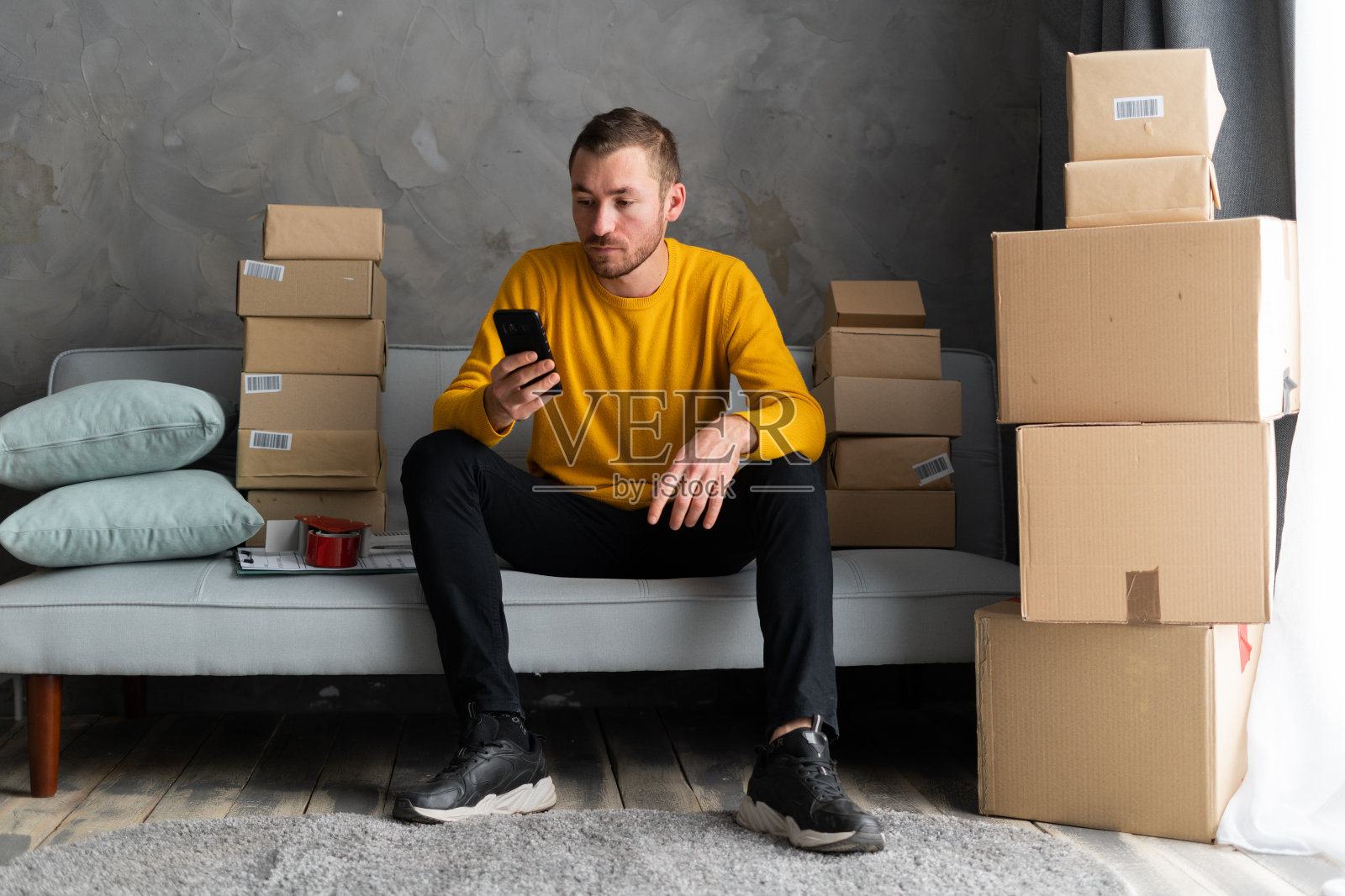 中小企业自由职业者与包装创业创业小企业主在家里，检查网上订单，准备包装箱子，卖给客户，中小企业的经营理念在线。照片摄影图片