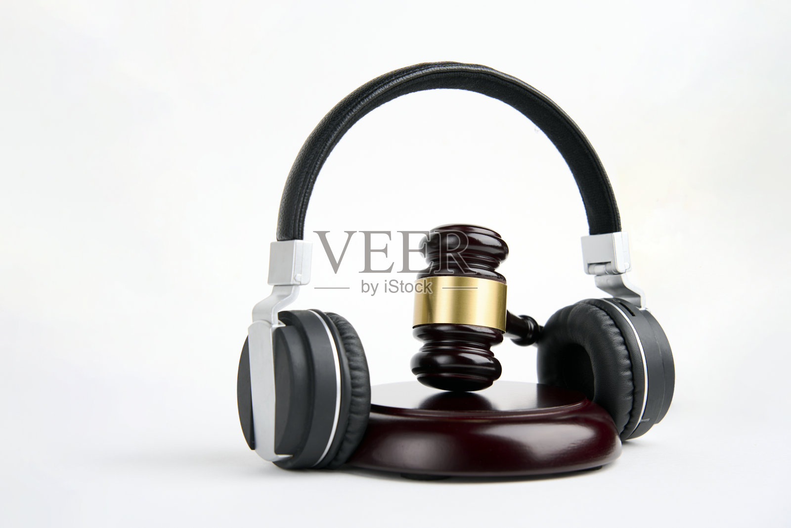 耳机和法官木槌背景与复制空间照片摄影图片