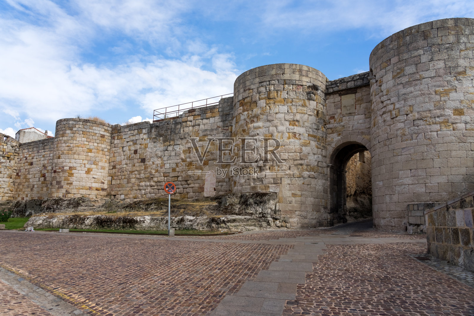 阳光灿烂的日子里，美丽的萨莫拉城的中世纪城墙，卡斯蒂利亚莱昂，西班牙。照片摄影图片