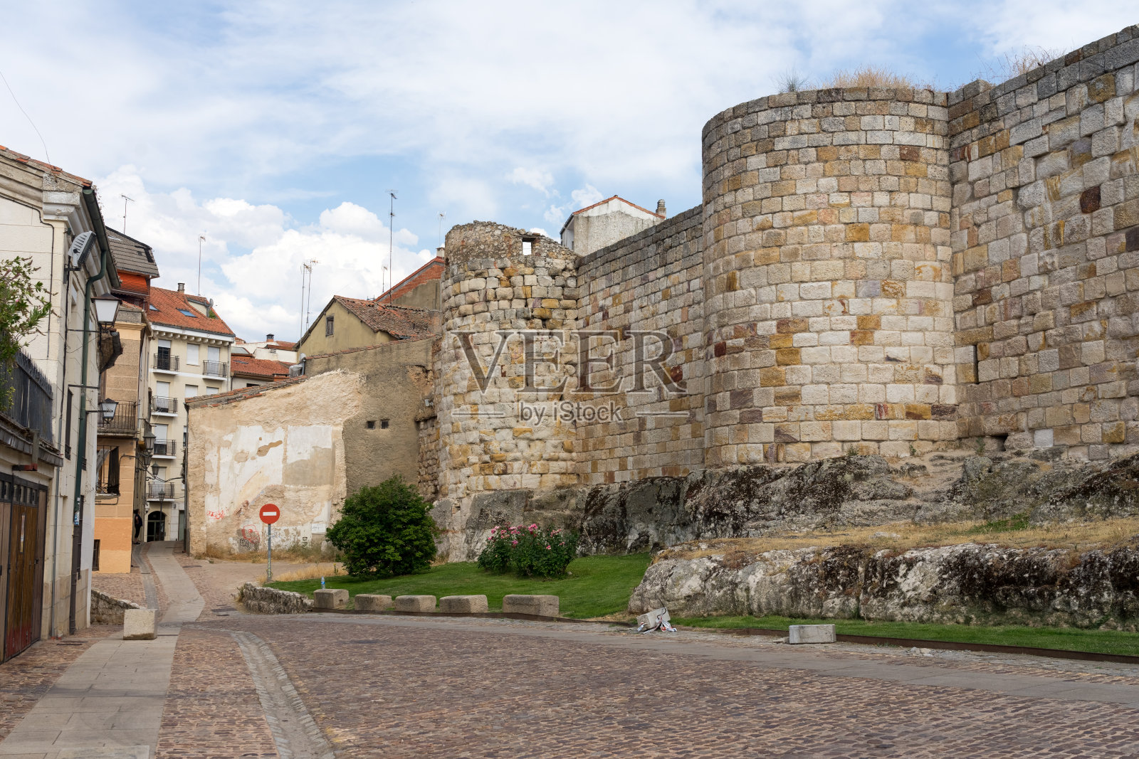 阳光灿烂的日子里，美丽的萨莫拉城的中世纪城墙，卡斯蒂利亚莱昂，西班牙。照片摄影图片