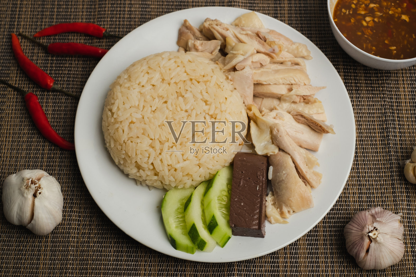 亚洲食品。深色背景的鸡肉米饭照片摄影图片