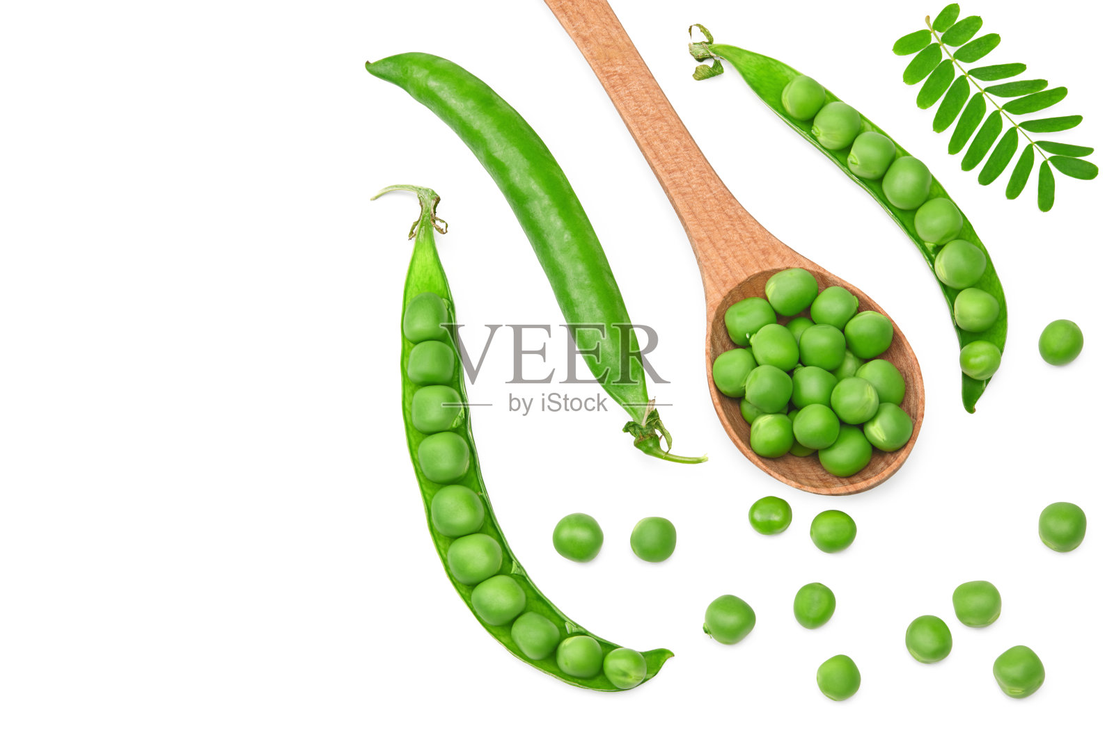 新鲜的绿色豌豆荚与绿色豌豆在木勺隔离在白色背景。剪切路径。俯视图照片摄影图片