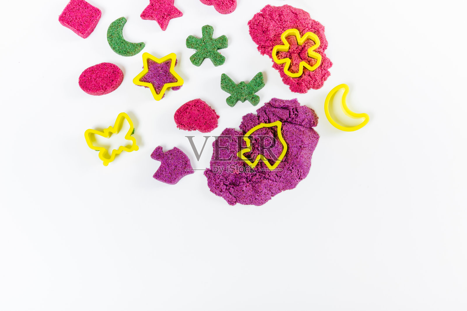 彩色动力砂，塑料砂模具。孩子雕刻和玩沙子。前视图。白色背景照片摄影图片