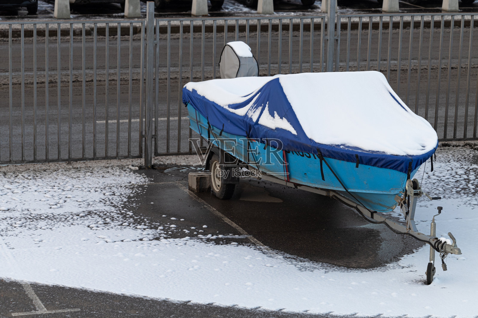 船拖车被雪覆盖照片摄影图片