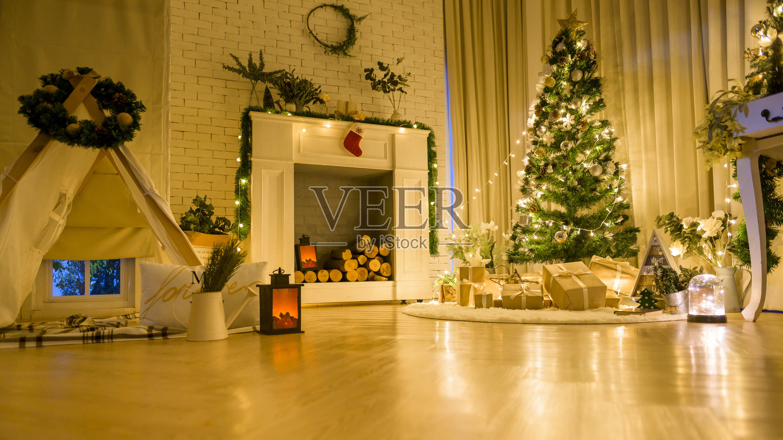 家里客厅的圣诞装饰背景照片摄影图片