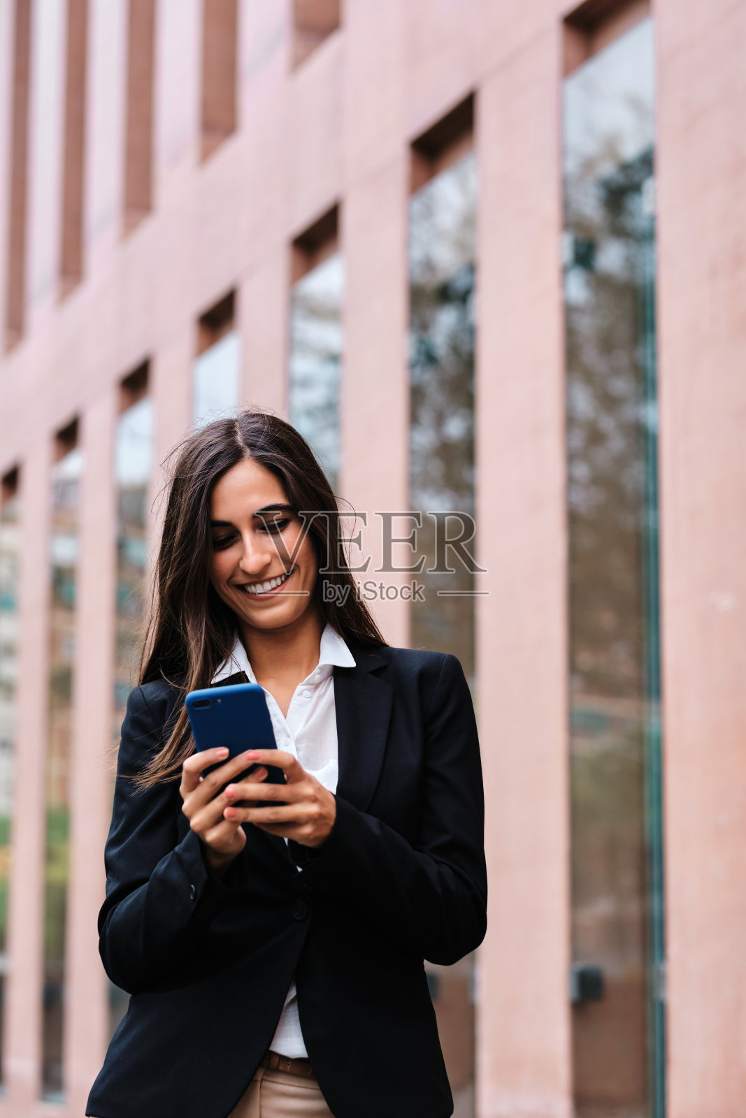 女商人在户外使用手机照片摄影图片