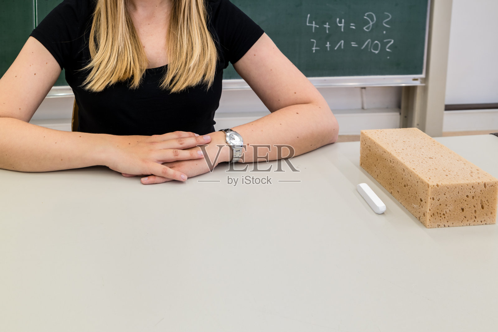 老师在讲台上照片摄影图片