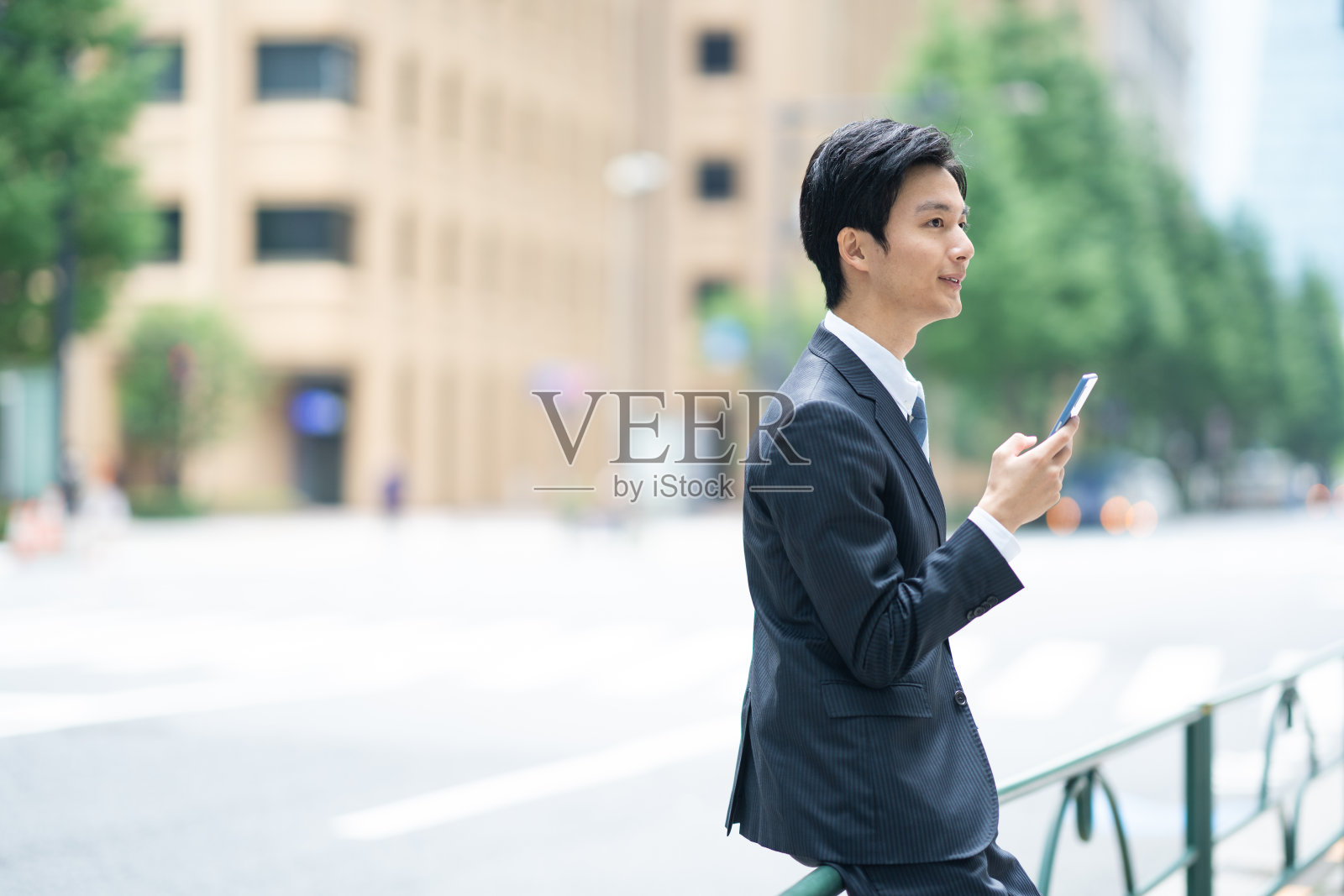 商人在商业区打电话照片摄影图片