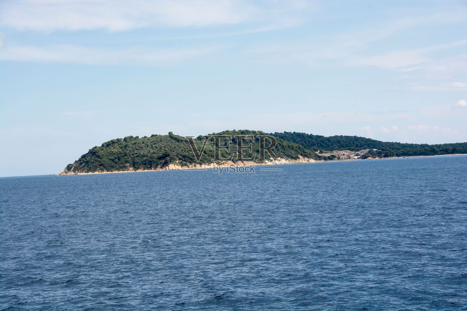从阿马里阿波利到希腊斯基亚索斯岛的蓝色大海的美丽镜头照片摄影图片