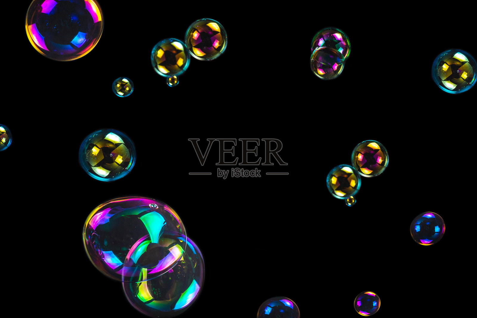 肥皂泡孤立在黑色背景上照片摄影图片