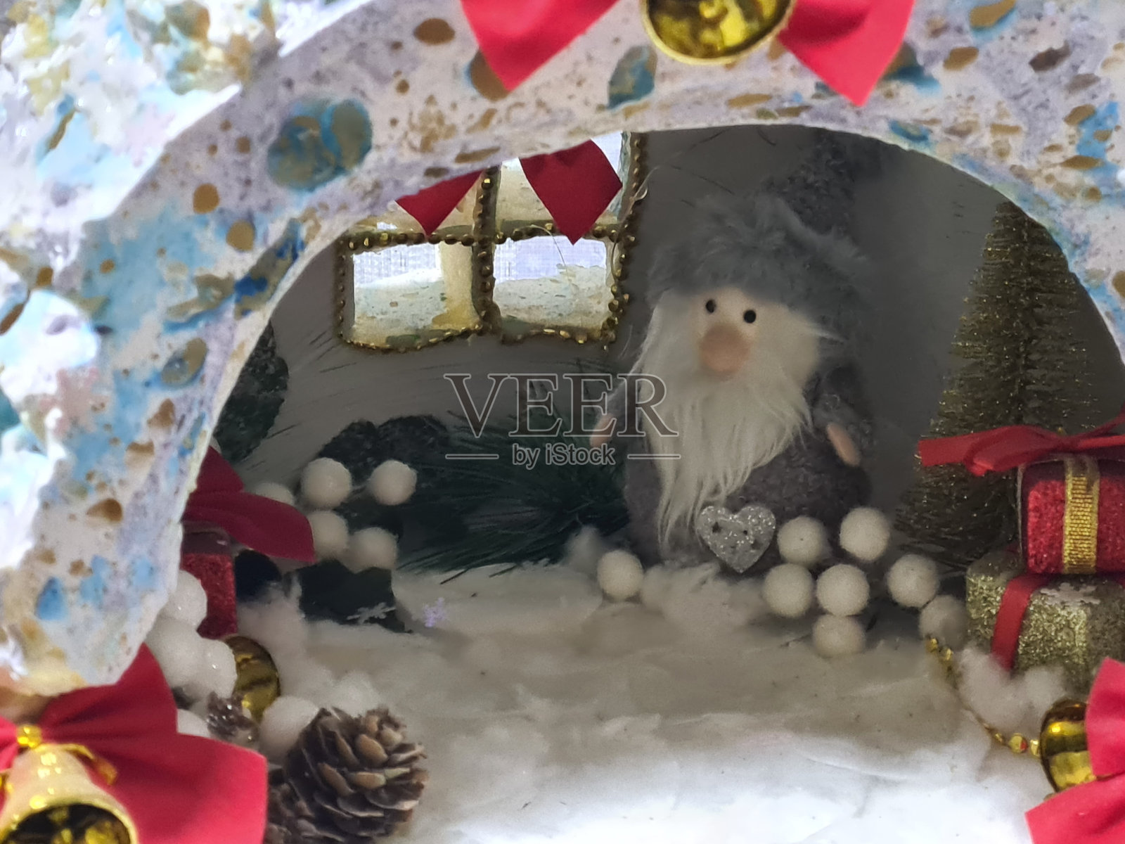 新年圣诞背景。圣诞装饰红桌子上的礼物侏儒照片摄影图片