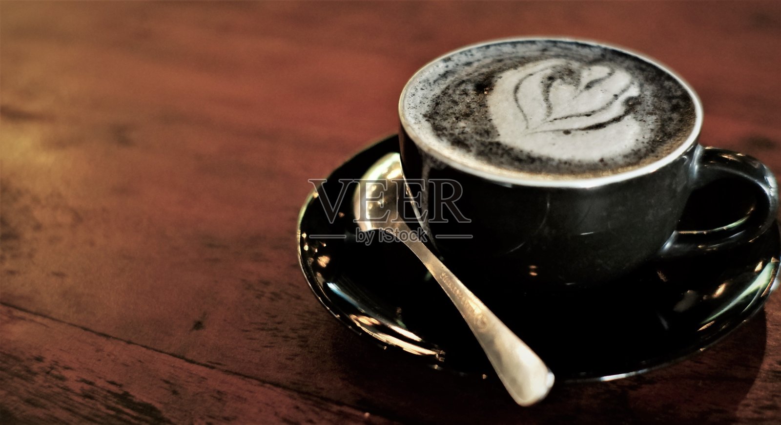 给我一杯可口的热黑炭拿铁照片摄影图片