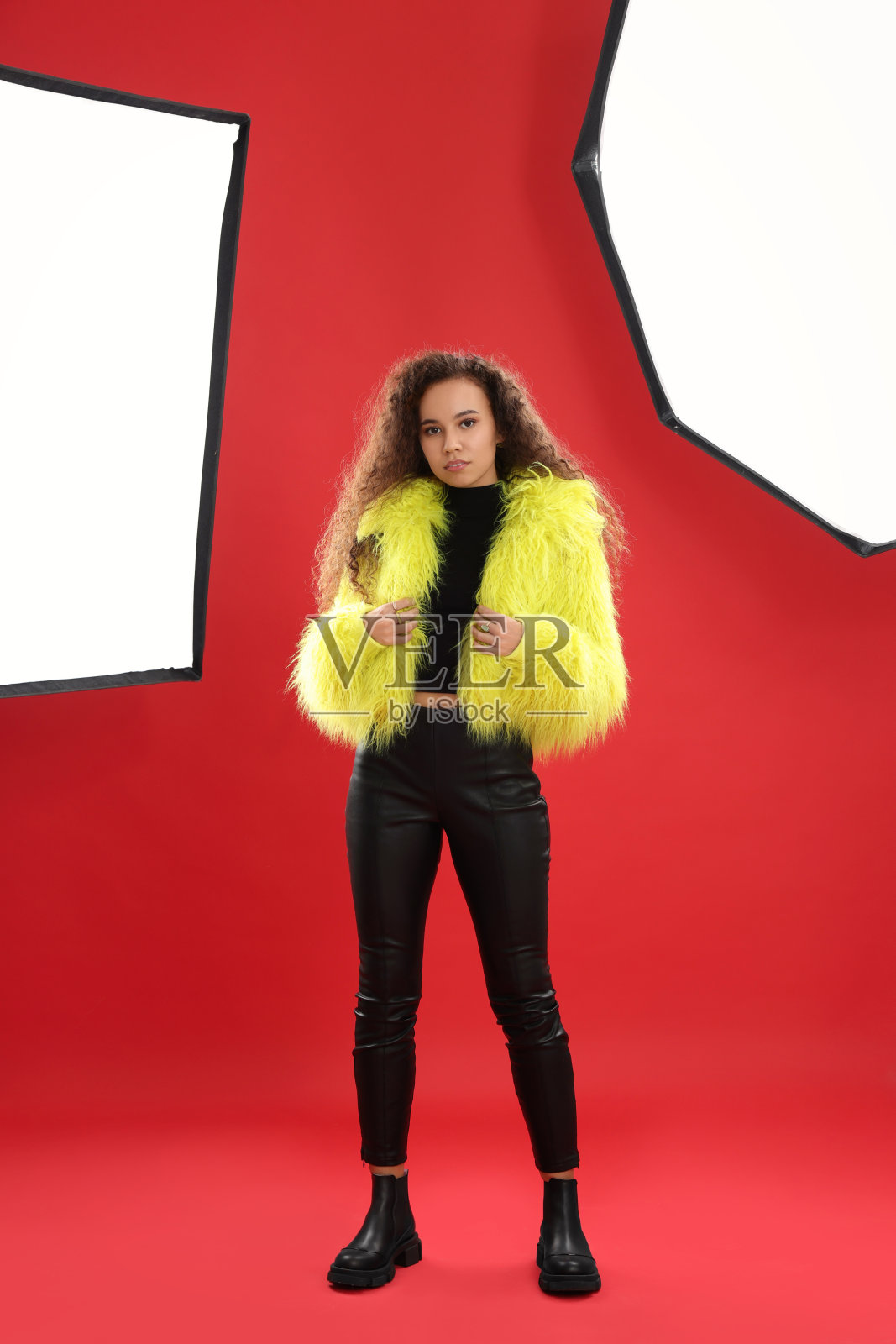 美丽的非裔美国模特在工作室摆姿势。专业摄影照片摄影图片