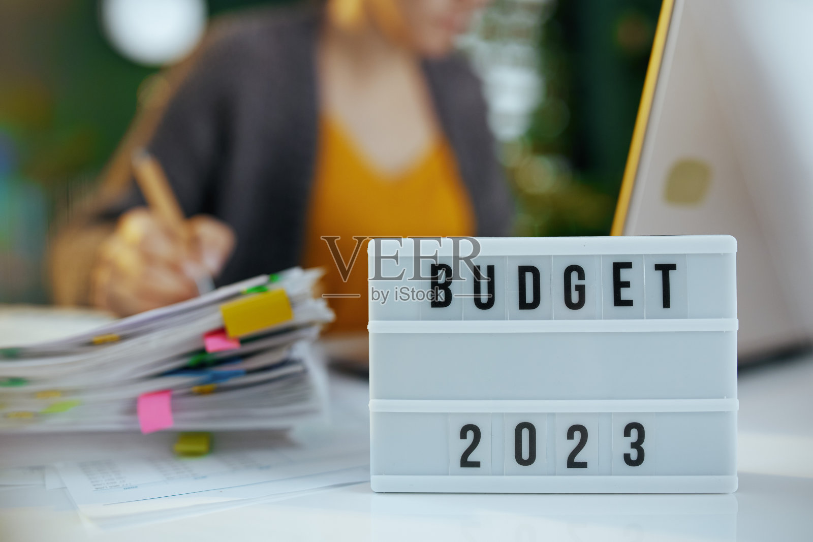 预算和纳税时间。女会计在后台工作照片摄影图片