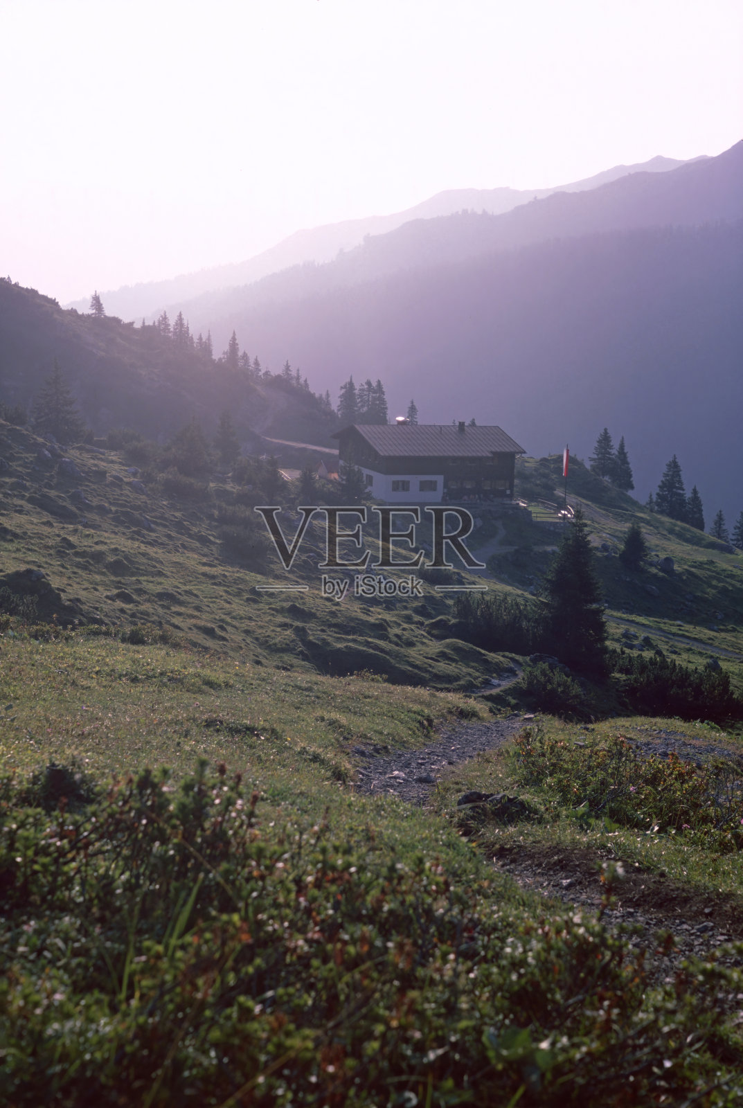 奥地利吕纳湖东阿尔卑斯山雷蒂肯山脉的山峰自然景观照片摄影图片
