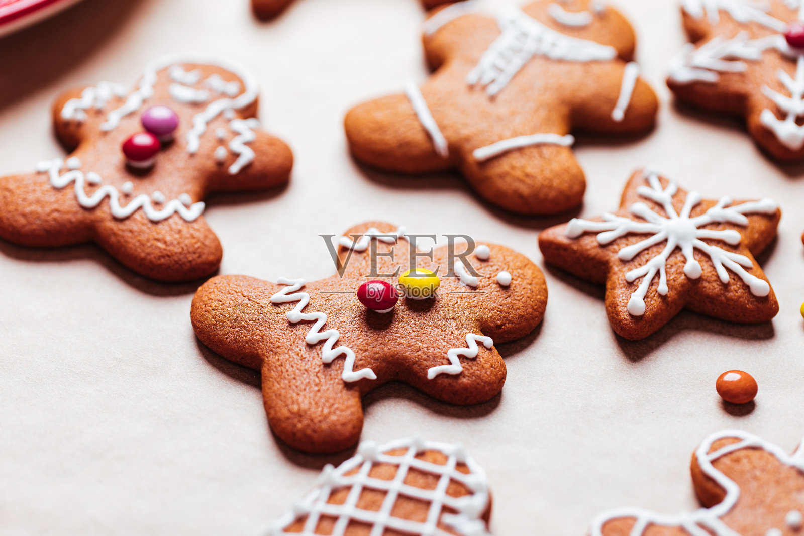 为圣诞节制作的姜饼饼干照片摄影图片
