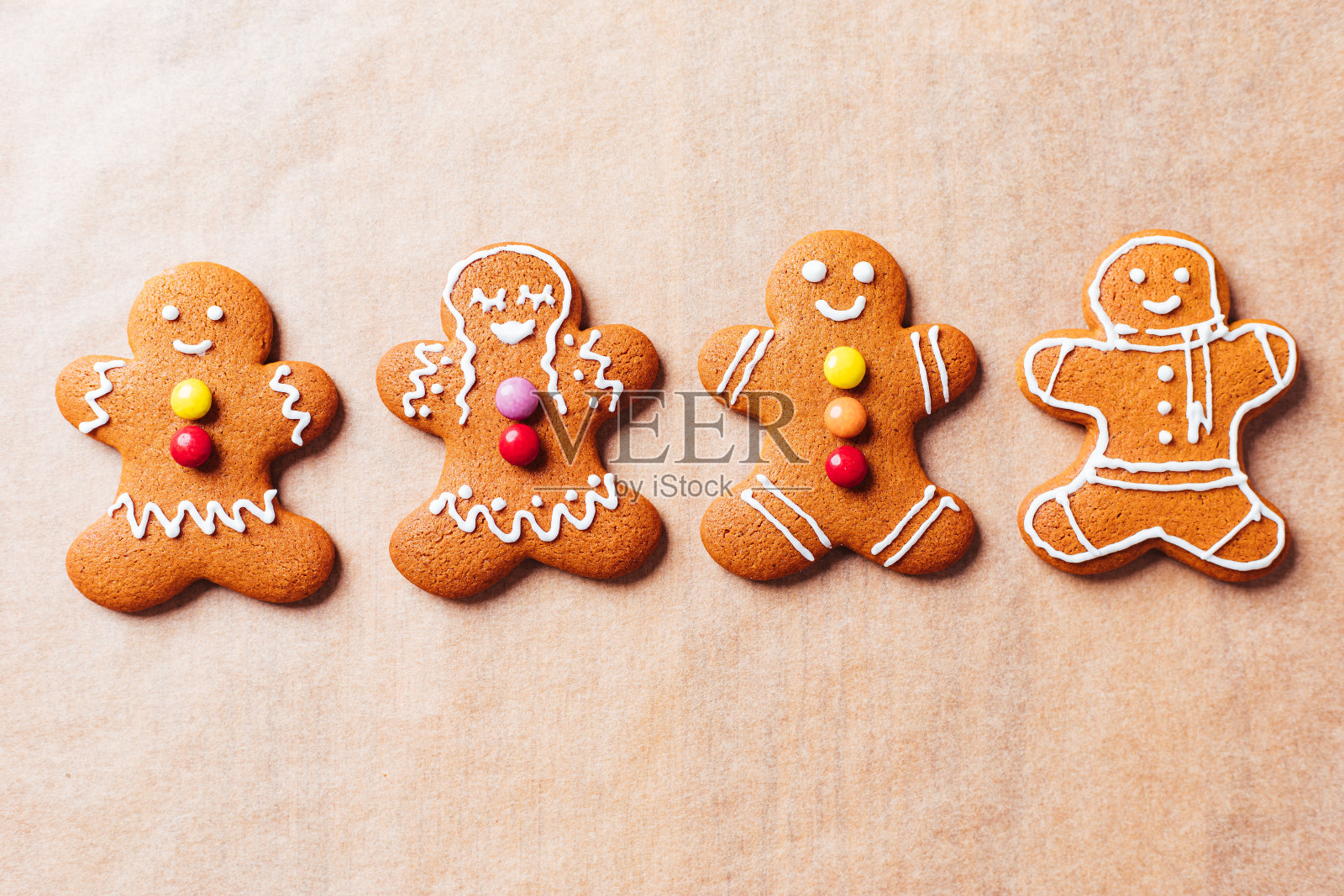 为圣诞节制作的姜饼饼干照片摄影图片