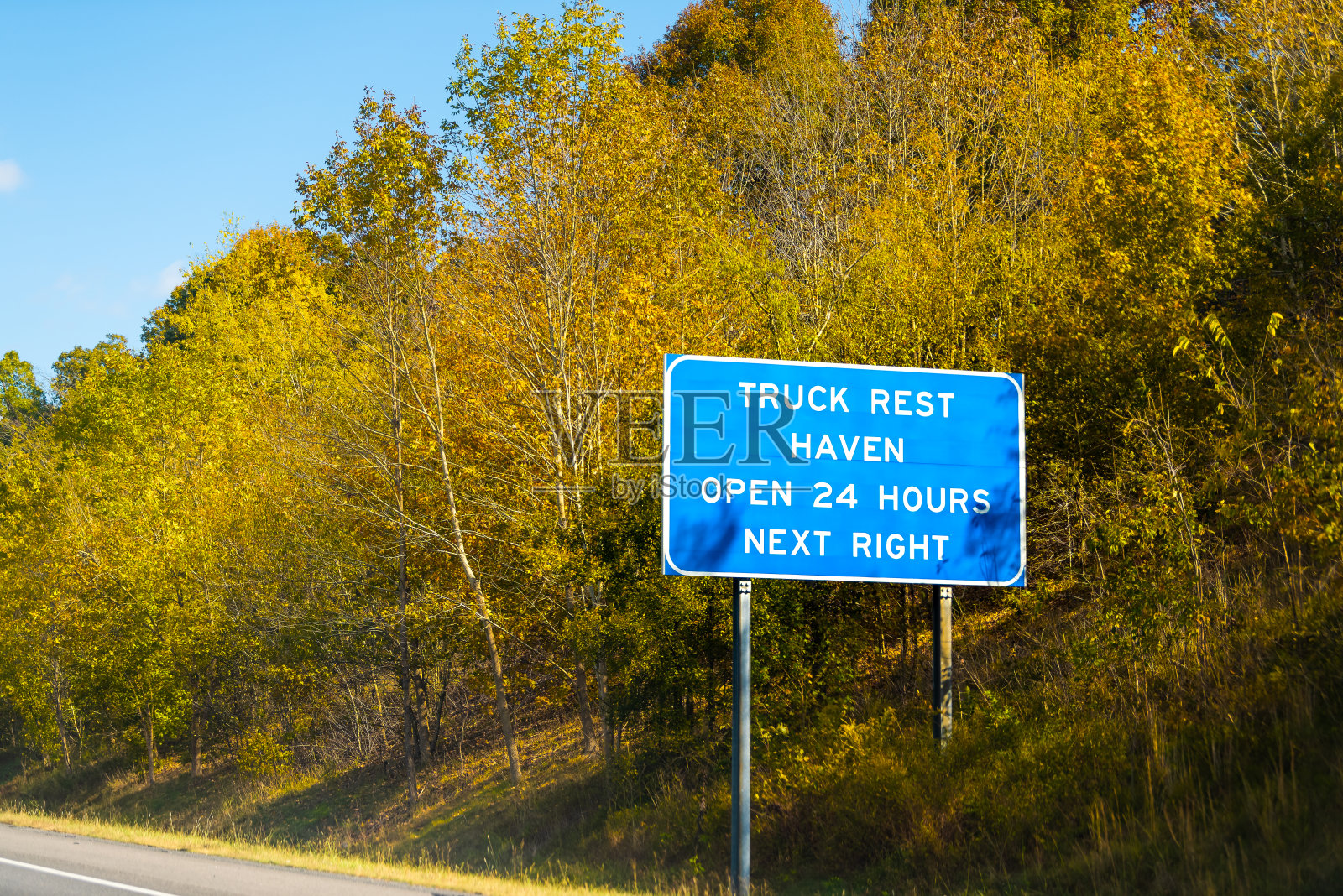 在肯塔基州的农村地区，公路标志为卡车停靠休息区域提供24小时开放的出口蓝色标志照片摄影图片