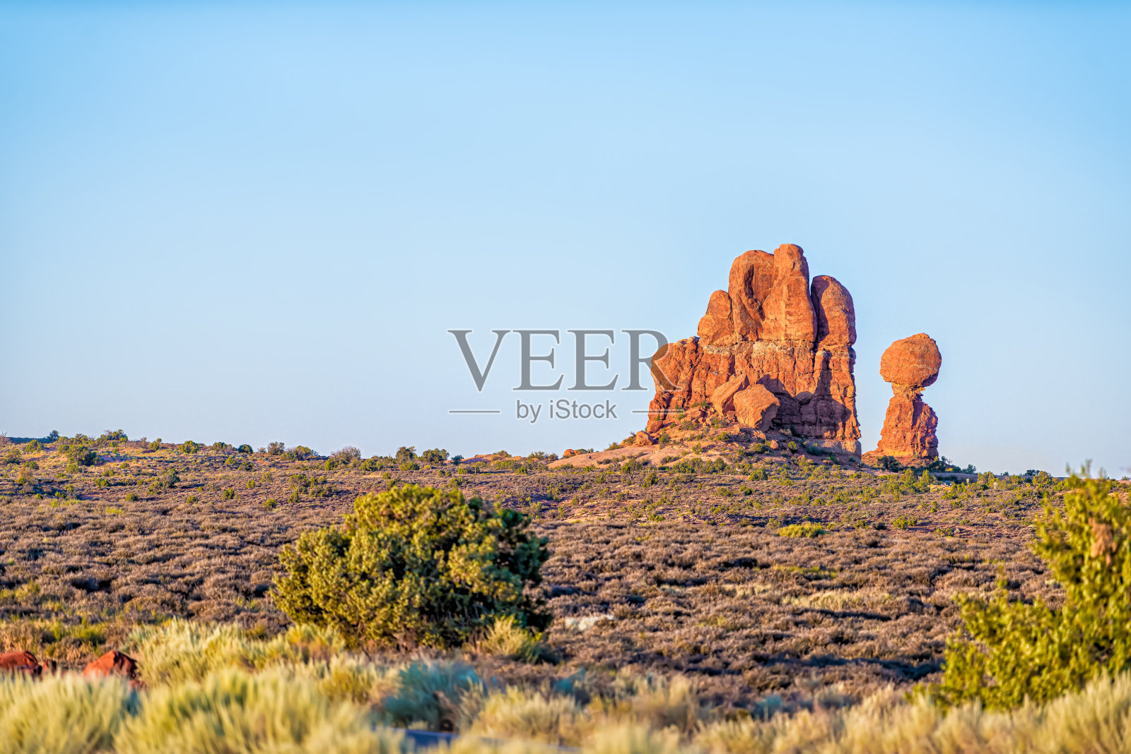犹他州拱门国家公园的平衡岩石，清晨日出时地平线上的远景，橙色照片摄影图片
