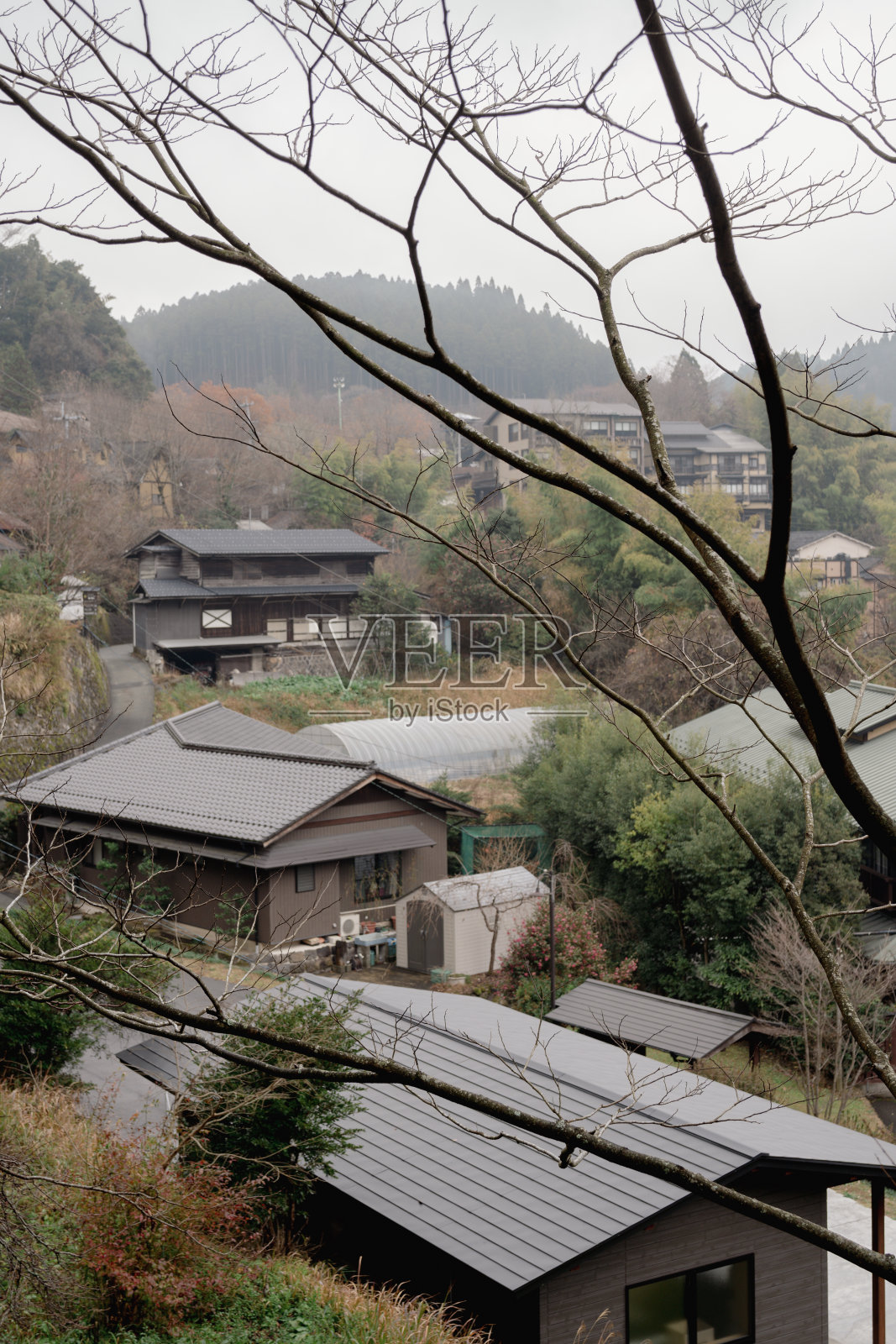 日本熊本的温泉小镇，秋天的黑川温泉村照片摄影图片