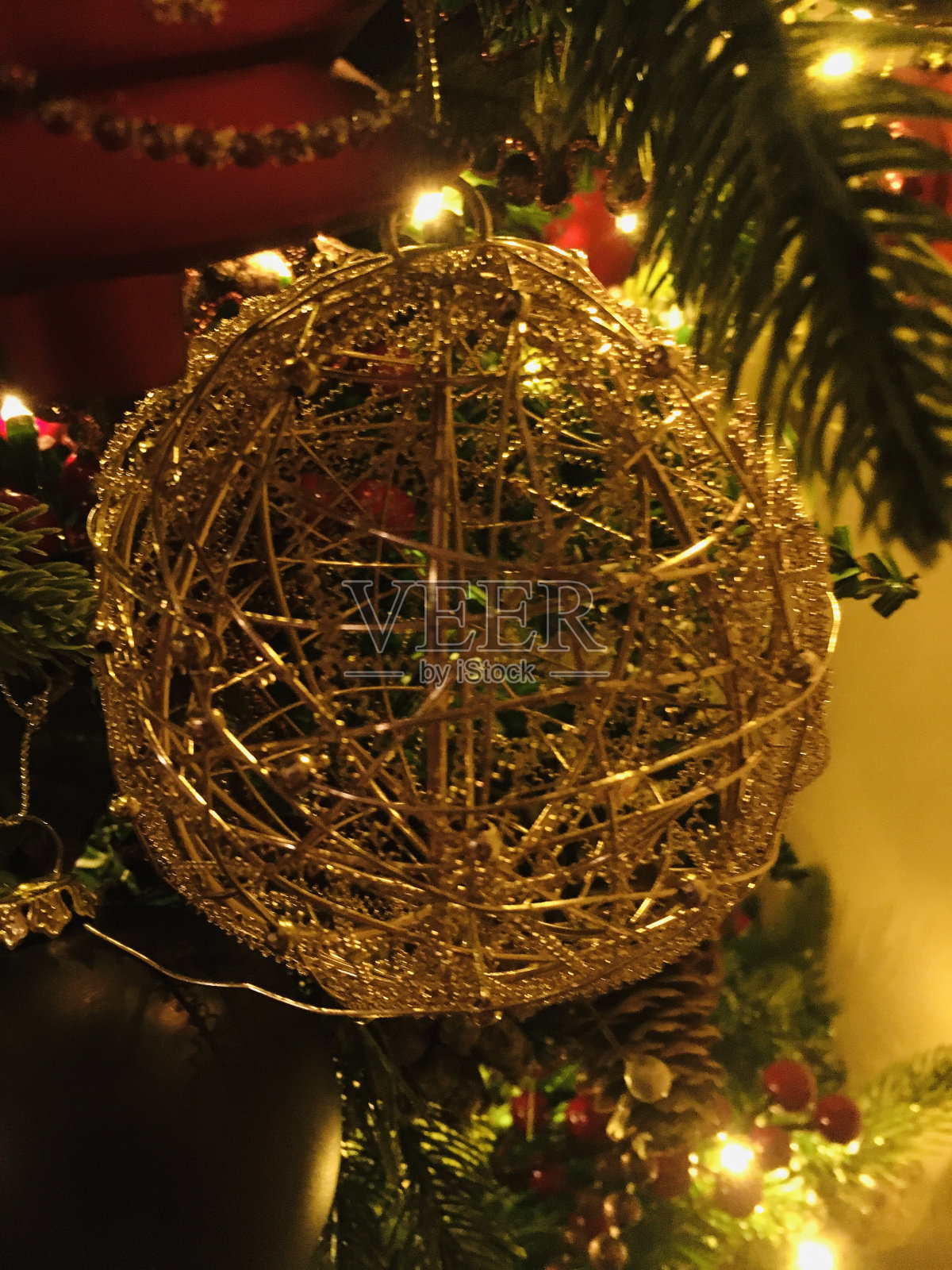 在英国，传统风格的金丝在树上编织圣诞装饰品。照片摄影图片