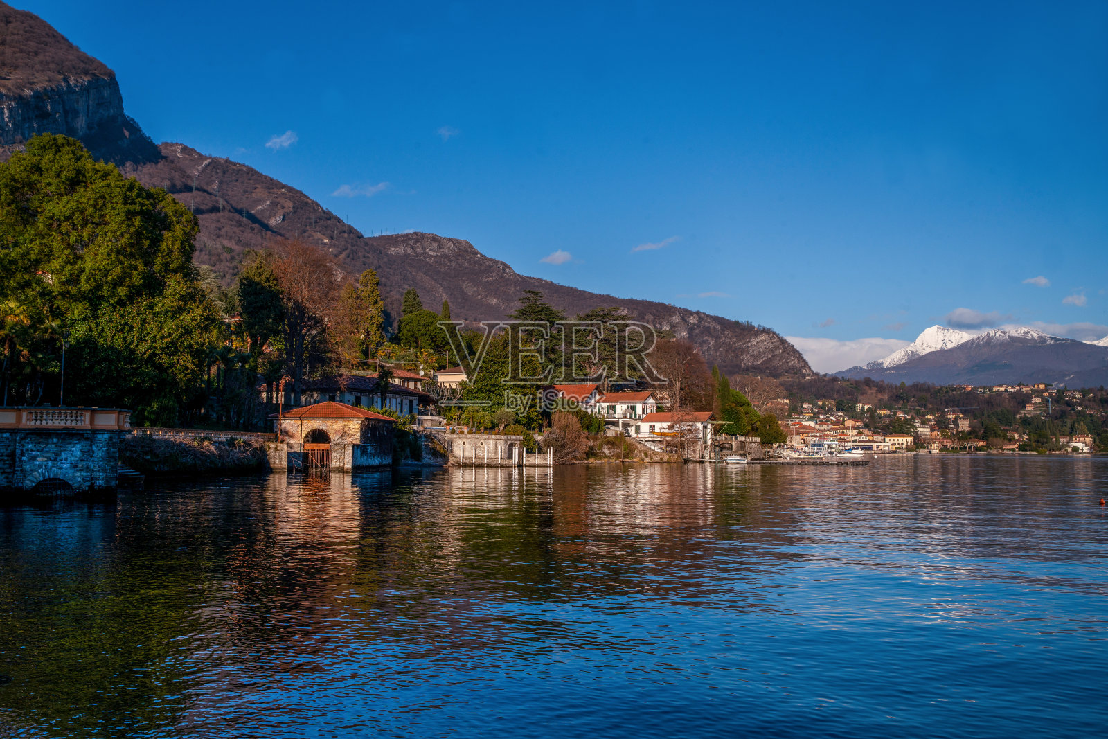 日落时分的科莫湖左海岸全景和阿尔卑斯山的雪山照片摄影图片