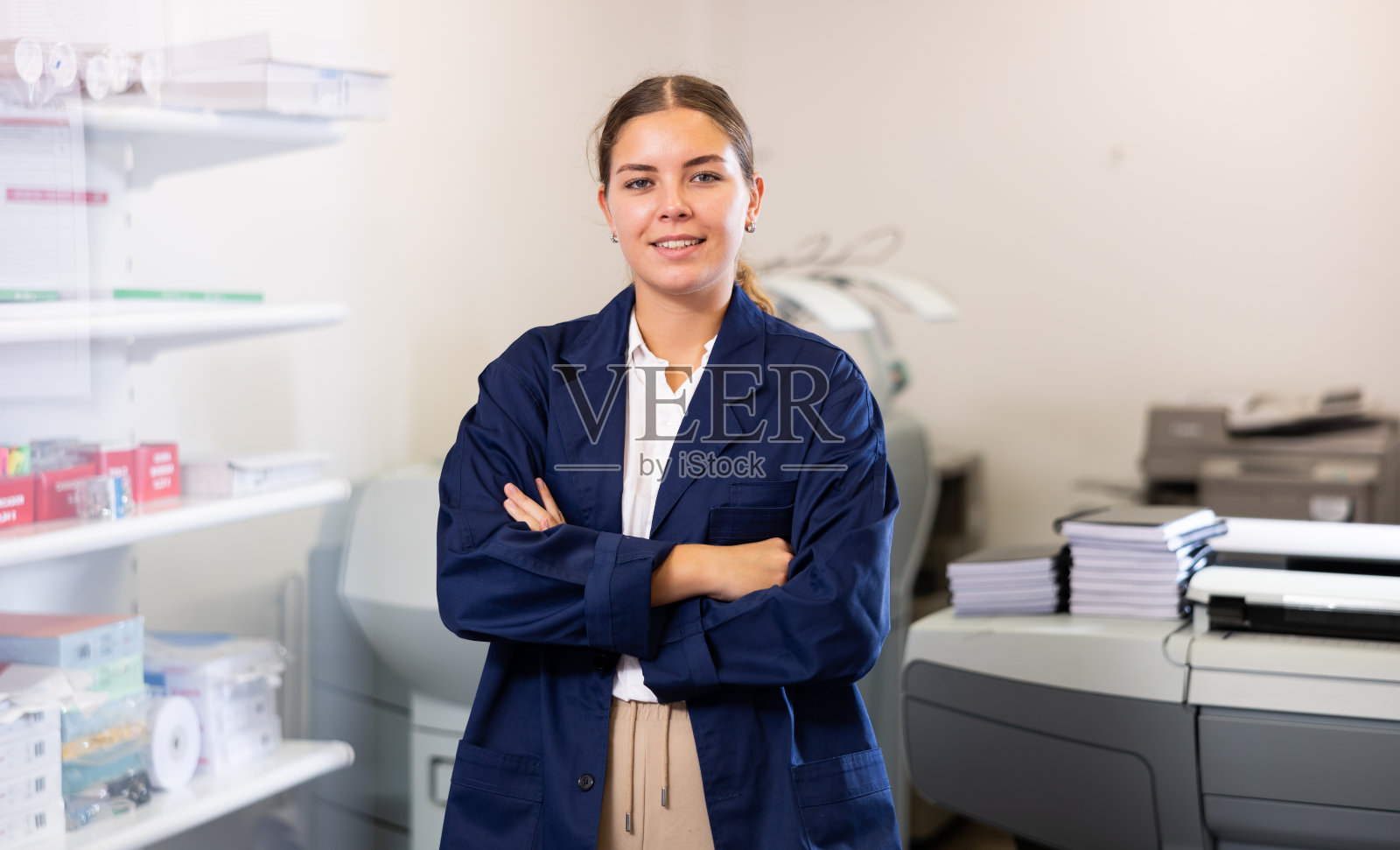 在排版办公室里穿着蓝色外套的女技术工人的肖像照片摄影图片