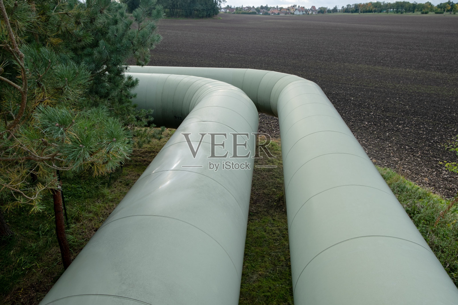 热能输送基础设施。在欧洲，中央供暖管道在保护性金属保温套套中铺设在地面之上。照片摄影图片