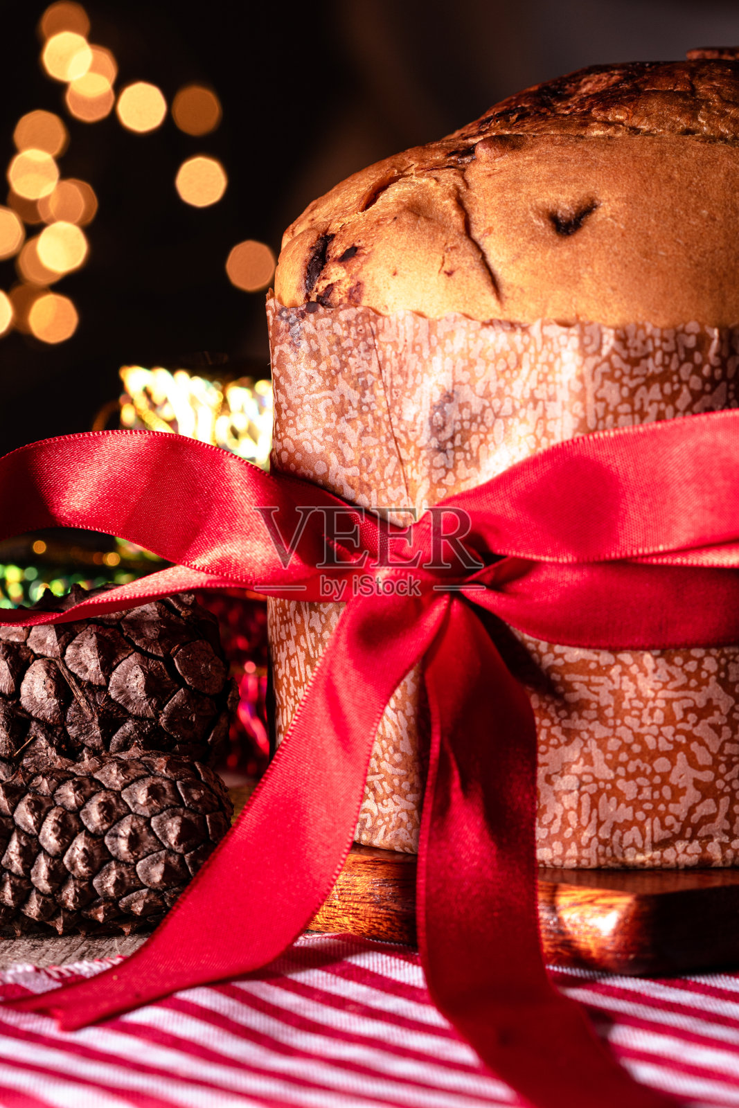 自制圣诞节甚至面包在模糊的背景，复制空间。照片摄影图片